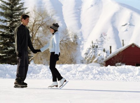 溜冰的情侣图片
