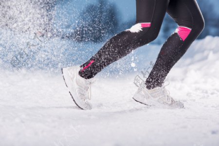 雪地上跑步的美女图片