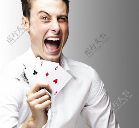 拿着扑克牌的男人图片
