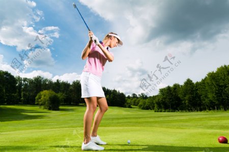 正在打高尔夫的外国美女图片