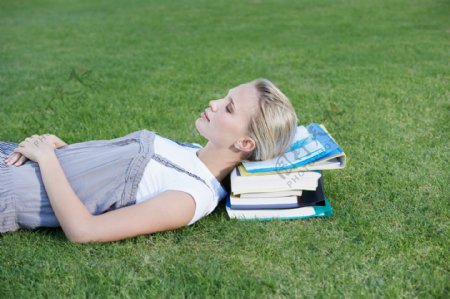 躺在草地上的女大学生图片