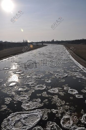 河面上的浮冰