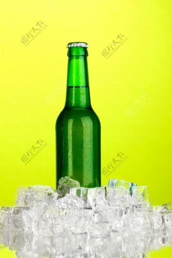 冰块与啤酒图片素材