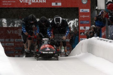 雪橇竞争团队推雪运动运动员速度滑大雪橇冬天