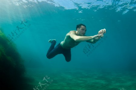 穿牛仔裤游泳的男人图片