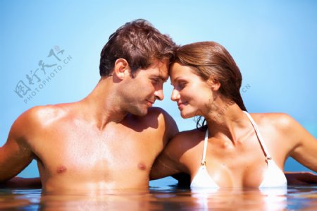 泳池里的情侣图片