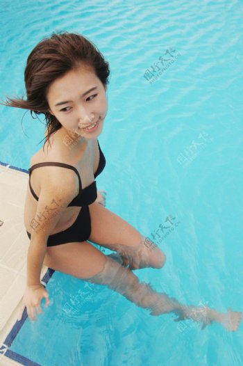 游泳池边上的美女图片