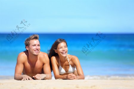趴在沙滩上的夫妻图片