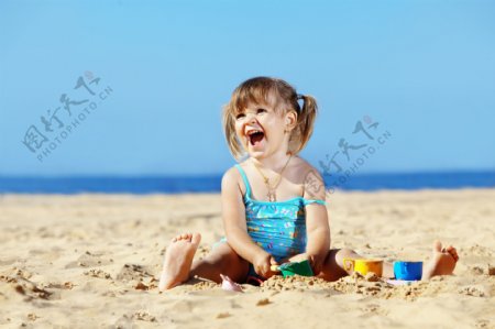玩沙子的小女孩图片