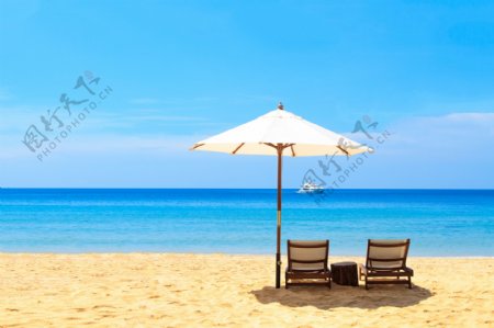 大海沙滩休闲躺椅和遮阳伞