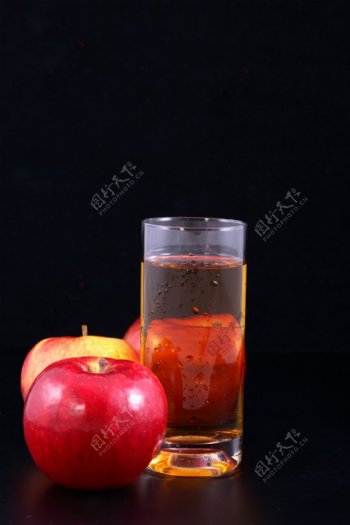 苹果和杯子