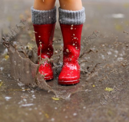 溅起的水花与红色雨鞋图片