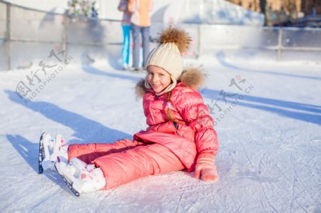 坐在滑雪场上的可爱女孩图片