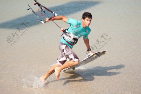 沙滩滑板的男运动员图片
