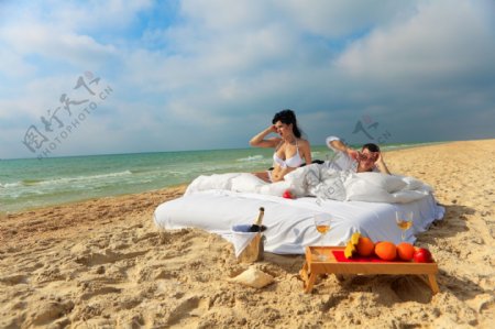 沙滩上睡觉的情侣图片