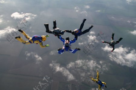 天空中的跳伞运动员图片