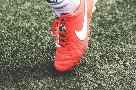 红色耐克足球鞋图片