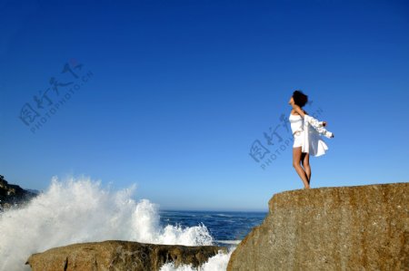 海边练瑜珈的黑人女性图片