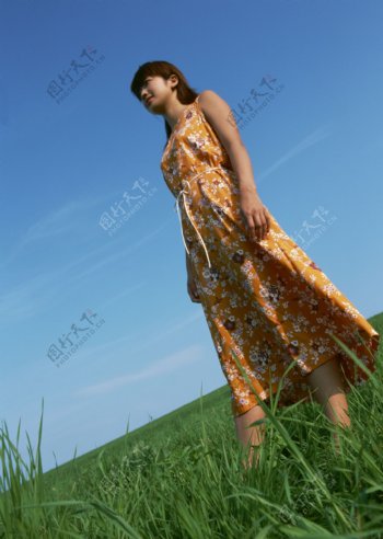 站立在草地上的女性图片