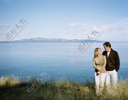 海边休闲的夫妻图片