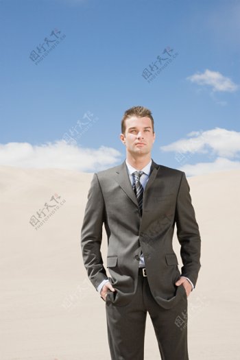 沙漠里装西装的男人图片