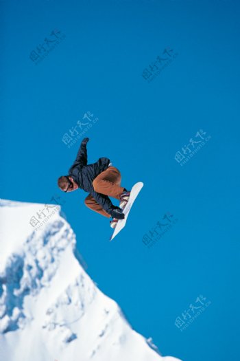 跳跃的滑雪人物