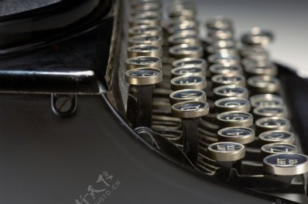 黑色老式机械打字机侧面图片