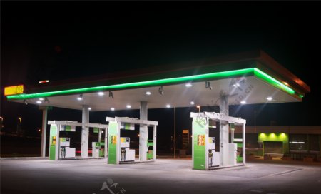 夜晚里的加油站图片