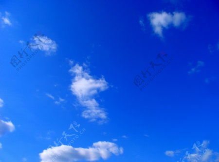 蓝色天空云朵图片