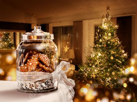 瓶子里的饼干与圣诞树图片