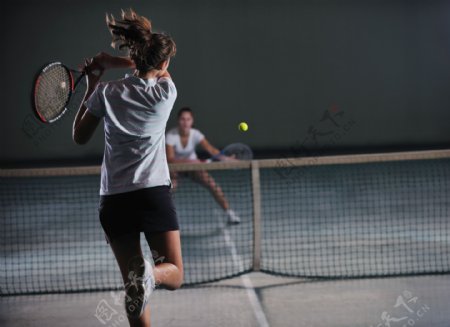 打网球的女运动员背影图片
