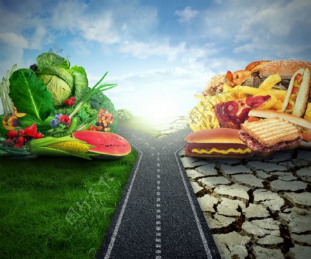 人字路口垃圾食品与水果蔬菜图片