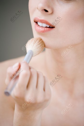 SPA美女化妆刷高清大图图片
