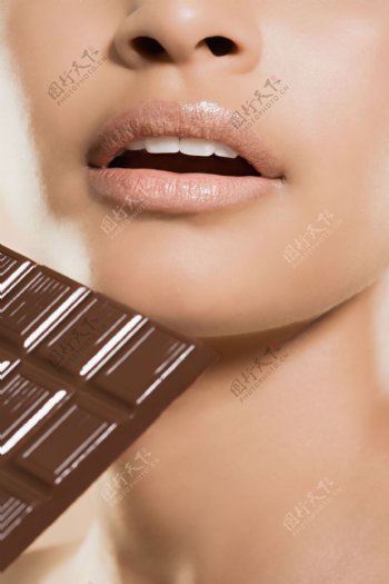 巧克力与美女图片