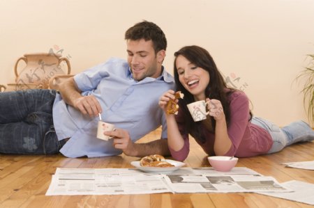 在木地板上用餐的开心情侣休闲生活图片