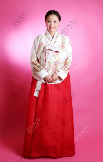 身着朝鲜靓丽服饰的美女图片