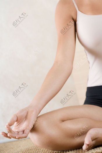 打坐瑜伽的SPA美女高清大图图片