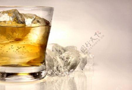 冰块与加冰的威士忌图片