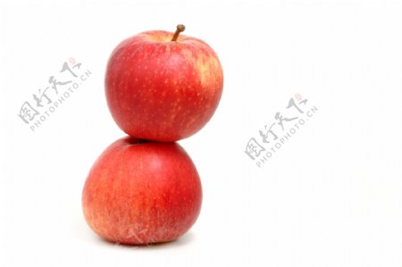 两个落在一起的红苹果图片