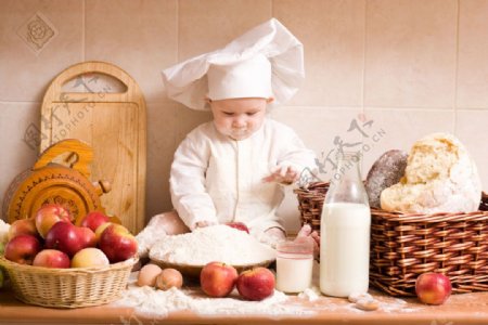 可爱儿童厨师与面粉苹果图片