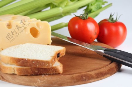 奶酪面包与西红柿图片