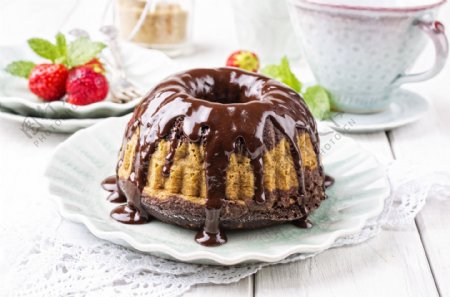 盘子里的巧克力蛋糕图片
