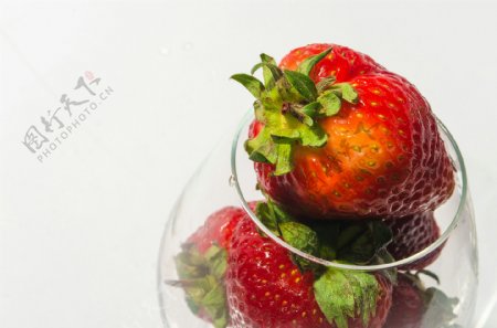 透明盆里的草莓图片