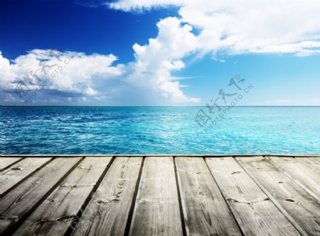 木板走廊与海面风景图片