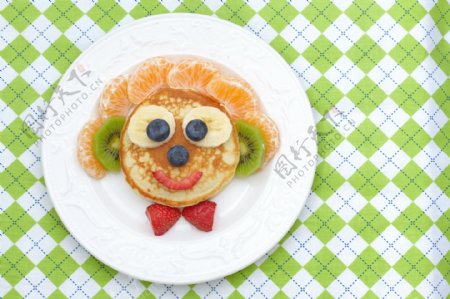 创意小丑水果煎饼图片