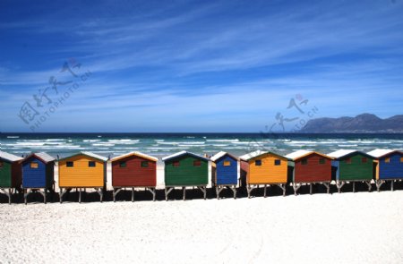 海边彩色小木屋图片