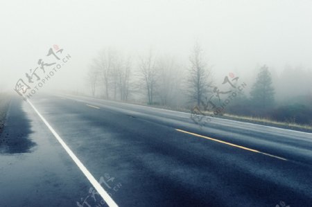 雾霾的高速公路