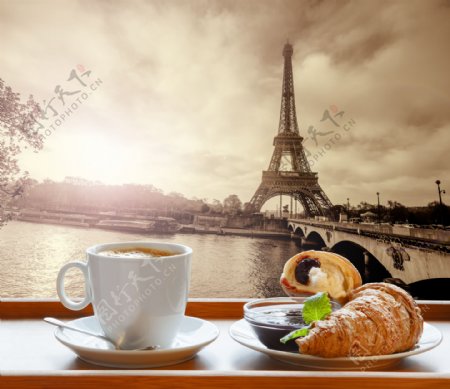 埃菲尔铁塔与面包咖啡