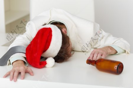 醉酒的圣诞老人图片