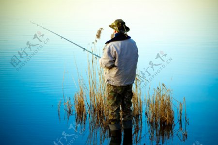 湖边钓鱼的人物图片